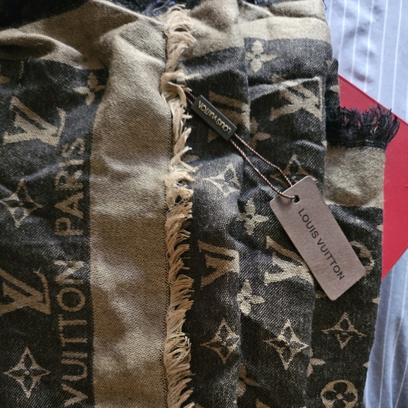 Louis vuitton shawl - Picture 1 of 3